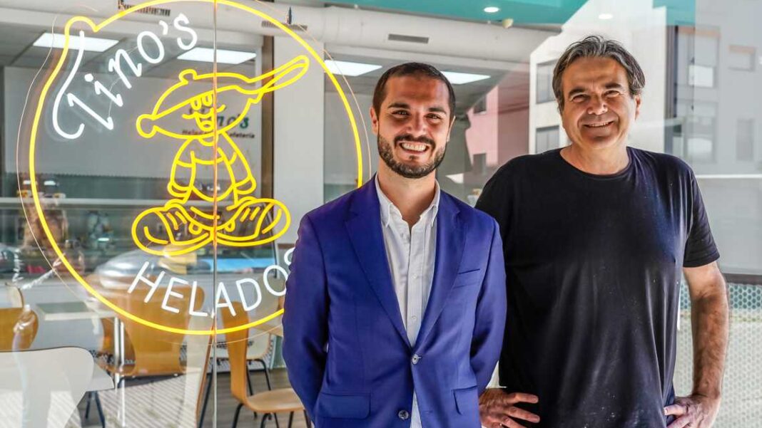 Visita del alcalde de Torrejón a la apertura de Heladería Tinos