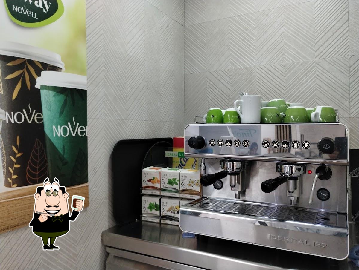 Zona de cafetería de Heladería Tinos