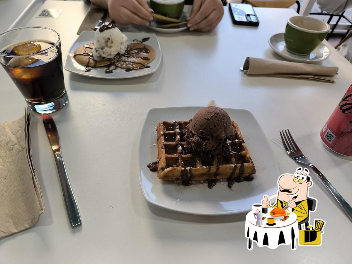 Gofre y tortitas con helado servidos en mesa