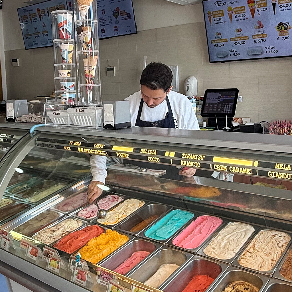 Elaboración del helado en el mostrador de Tino's